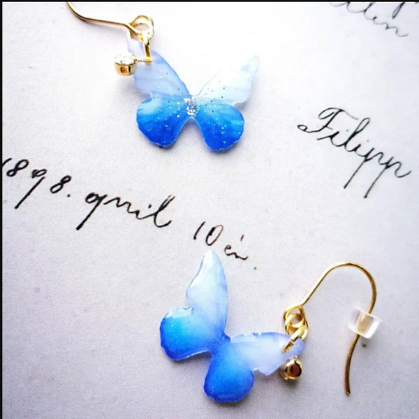 夜光蝶のピアス